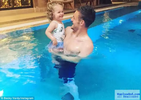 Footballer Jamie Vardy cools off with daughter in swimming pool (photo)